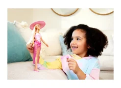Bambola Bionda Con Costume Da Bagno Rosa E Bianco, Pareo A Pois, Cappello Da Sole, Tote Bag E Tanti Accessori Da Spiaggia, 3+ Anni, Hpl73 Fashion Dolls