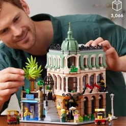 Hot 10297 Boutique Hotel, Set Modellini Da Costruire Per Adulti, Edificio Modulare Da Collezione Con 7 Minifigure Mattoncini