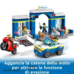 New 60370 Inseguimento Alla Stazione Di Polizia, Macchina E Moto Giocattolo, Minifigure E Cane, Giochi Per Bambini 4+ Mattoncini