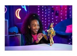 Sale Cleo De Nile, Bambola Snodata Alla Moda, Dai Capelli Con Ciocche Blu, Con Accessori E Cagnolino, Giocattolo Per Bambini, 4+ Anni, Hhk54 Fashion Dolls