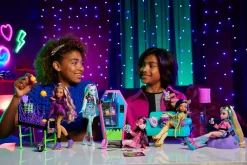 New Playset Salone Degli Studenti Con Mobili, Accessori A Tema, 2 Animali Domestici E Distributore Automatico Funzionante Fashion Dolls