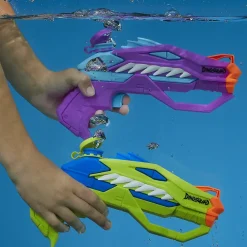 Hot Super Soaker Dinosquad, 2 Raptor-Surge, Include 2 Soaker Con Design A Forma Di Dinosauro Pistole Ad Acqua